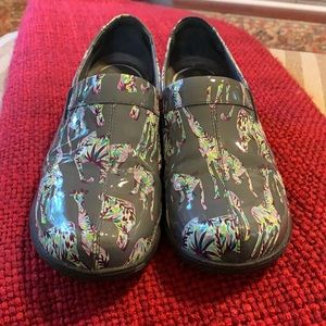 Ladies Wonder Works by Dansko animal  39   8 1/2